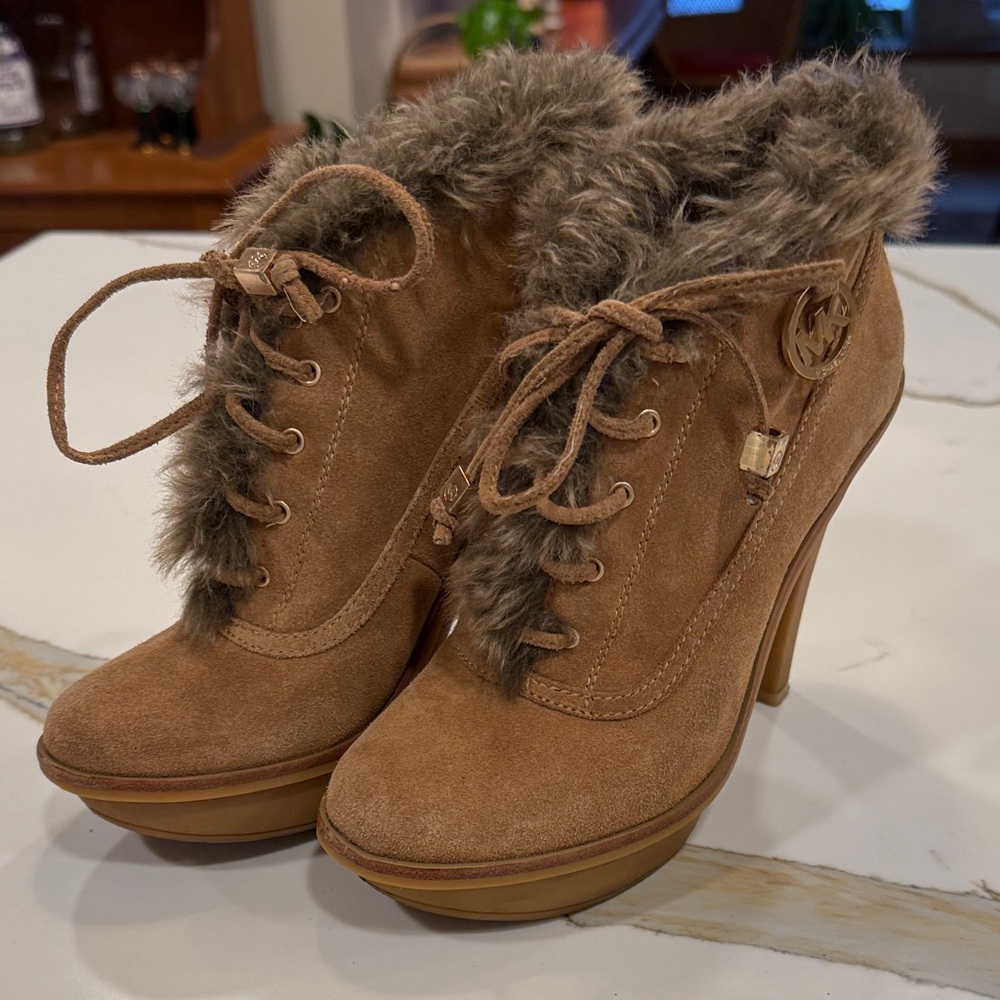 Michael Kors Women's Tan Fur-Lined Ankle Boots size 6